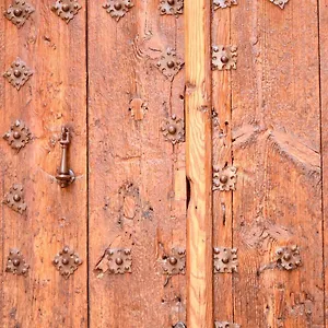 https://golden-unique-place-in-a-historic-sxvi-building.besthotelstoledo.com